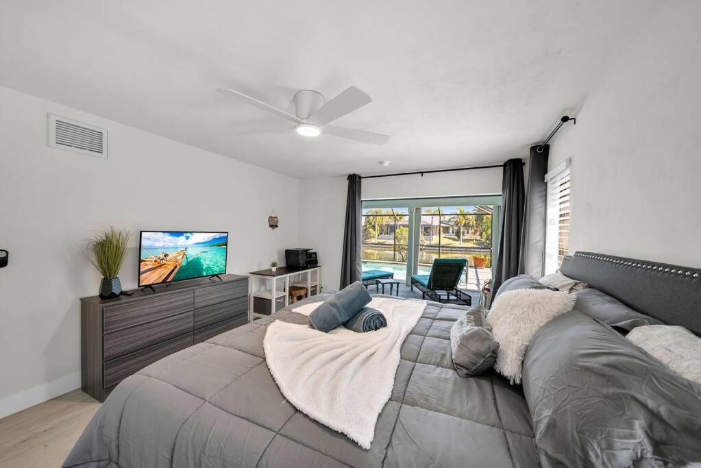 Luxury Waterfront Haven In Cape Coral - Dog-Friendly Escape With Private Pool Villa Exterior photo