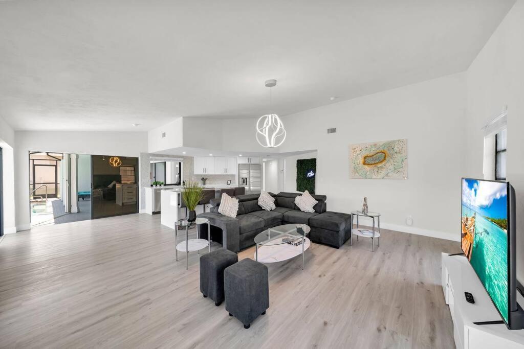 Luxury Waterfront Haven In Cape Coral - Dog-Friendly Escape With Private Pool Villa Exterior photo